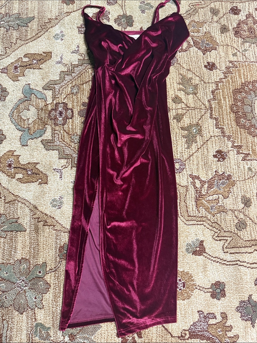 Showpo LOVING BLIND MIDI DRESS
Draped Thigh Split Dress In Wine Velvet 2